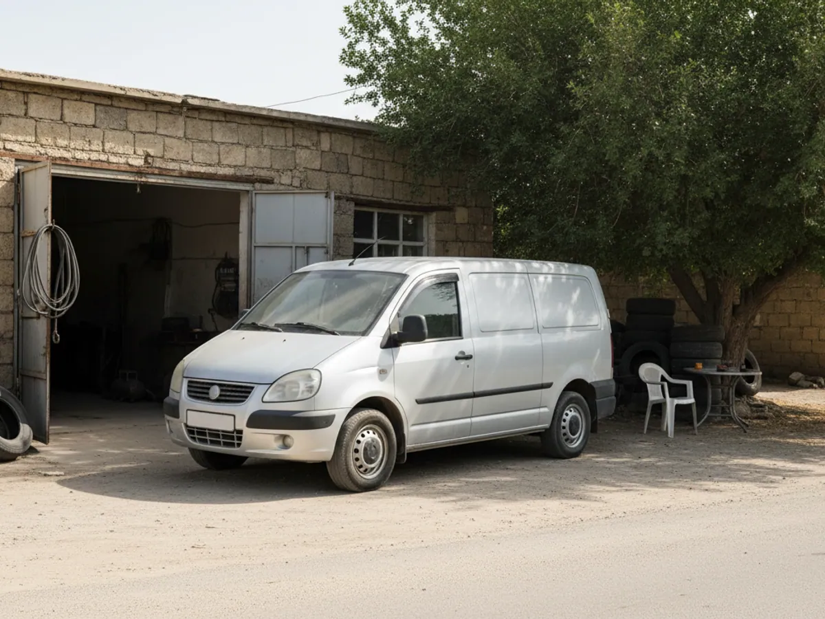 Gümüşü furqon qəsəbədəki yolkənarı təkər emalatxanasının yanında dayanıb, divarın yanında təkərlər yığılıb