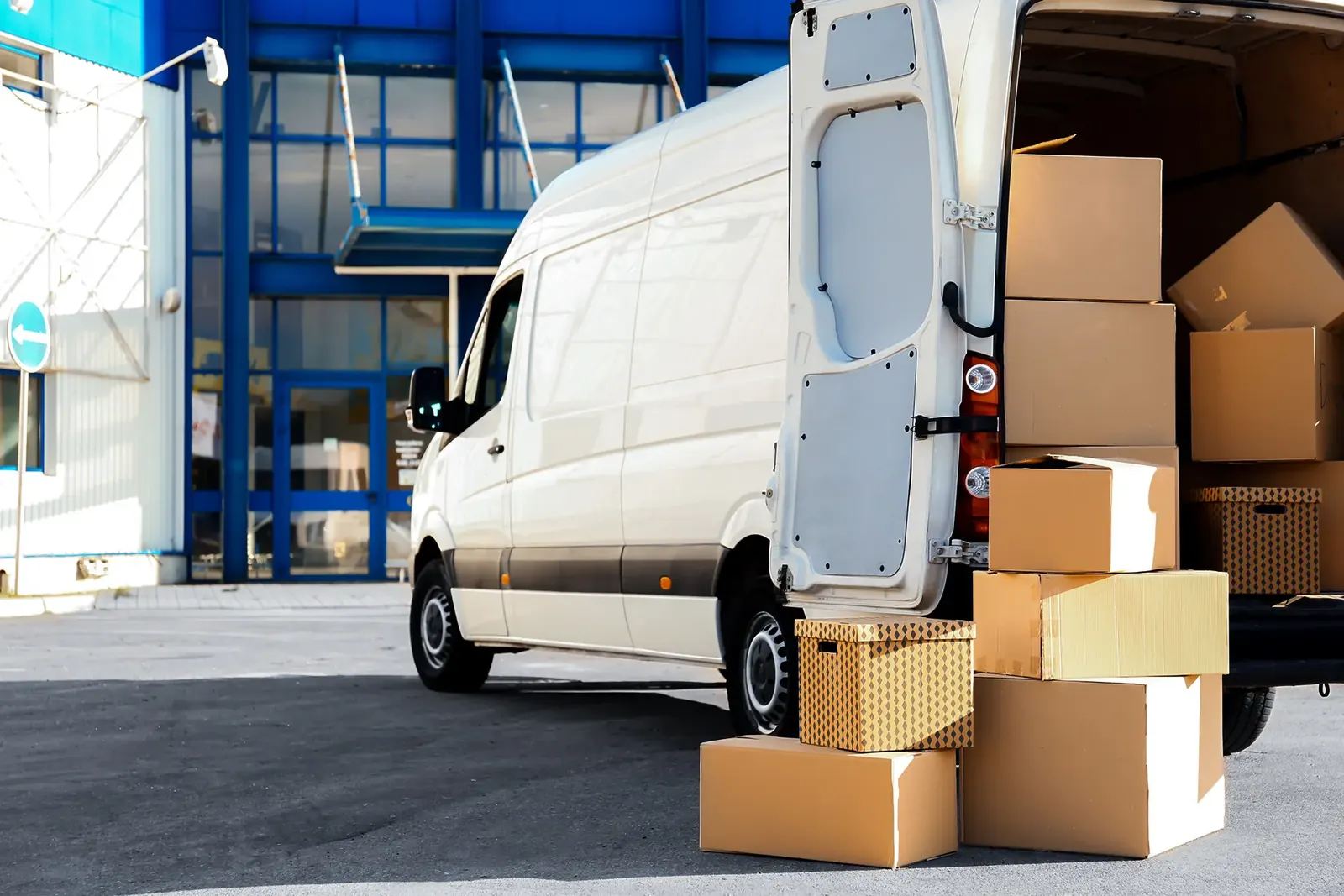 Automatic locking for a courier van